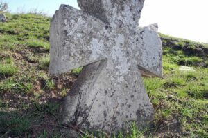 Є хрест на цвинтарі старому   З забутим іменем козацьким.    Він  дорогий мені  ,   Бо в ньому гармати стогін Й дзвін турецьких шабель.