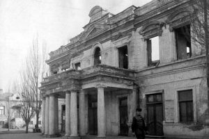 Зруйнована будівля театру 1944 рік