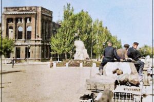 Німецька бронемашина на площі Леніна. Попереду ліворуч колишня будівля міськради та повалений пам'ятник Леніну