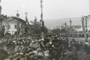 Наприкінці війни на території Німеччини радянська контррозвідка відловила тих окупантів, які понад два з половиною роки звірювали у нашому місті. Їх судили. Суд проходив у залі ТЮГу – театру юного глядача (сьогодні – Український муздрамтеатр). Найзапекліших ворогів засудили до страти. Взимку 1946 року городянам було наказано зібратися біля базарної площі (Соборна - кут Херсонської). Місця було замало. На знімку - миколаївці в очікуванні на вирок нацистам. Люди гронами обліпили трамвайні стовпи та дахи. Автор - Evgeny Paramonov