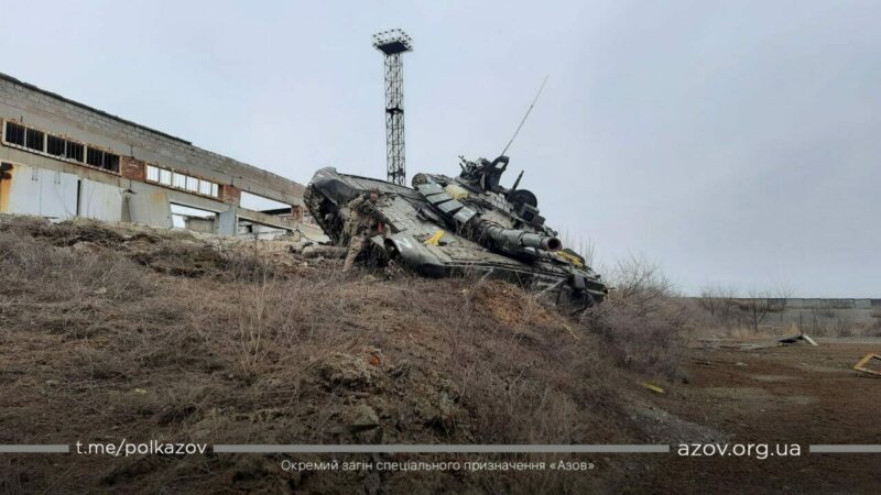 Азовці показали знищену техніку росіян у Маріуполі