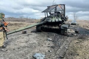 Знищений у Миколаївській області танк армії Росії моделі Т-72Б3М з екіпажем