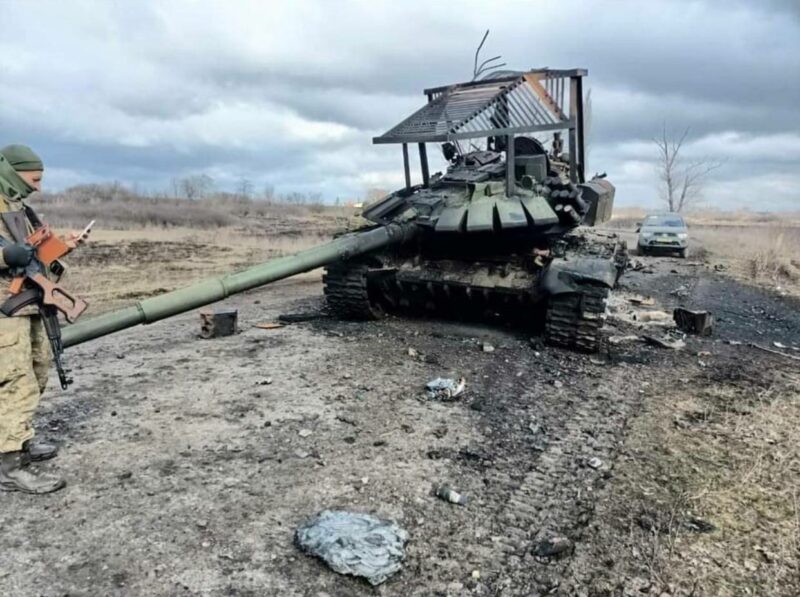 Знищений у Миколаївській області танк армії Росії моделі Т-72Б3М з екіпажем