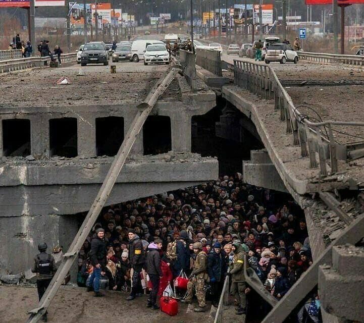Люди ховаються під мостом - Ірпень