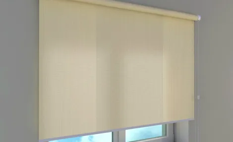 Роль віконного декору у створенні сучасного інтер’єру: тканинні ролети, римські штори та інші рішення