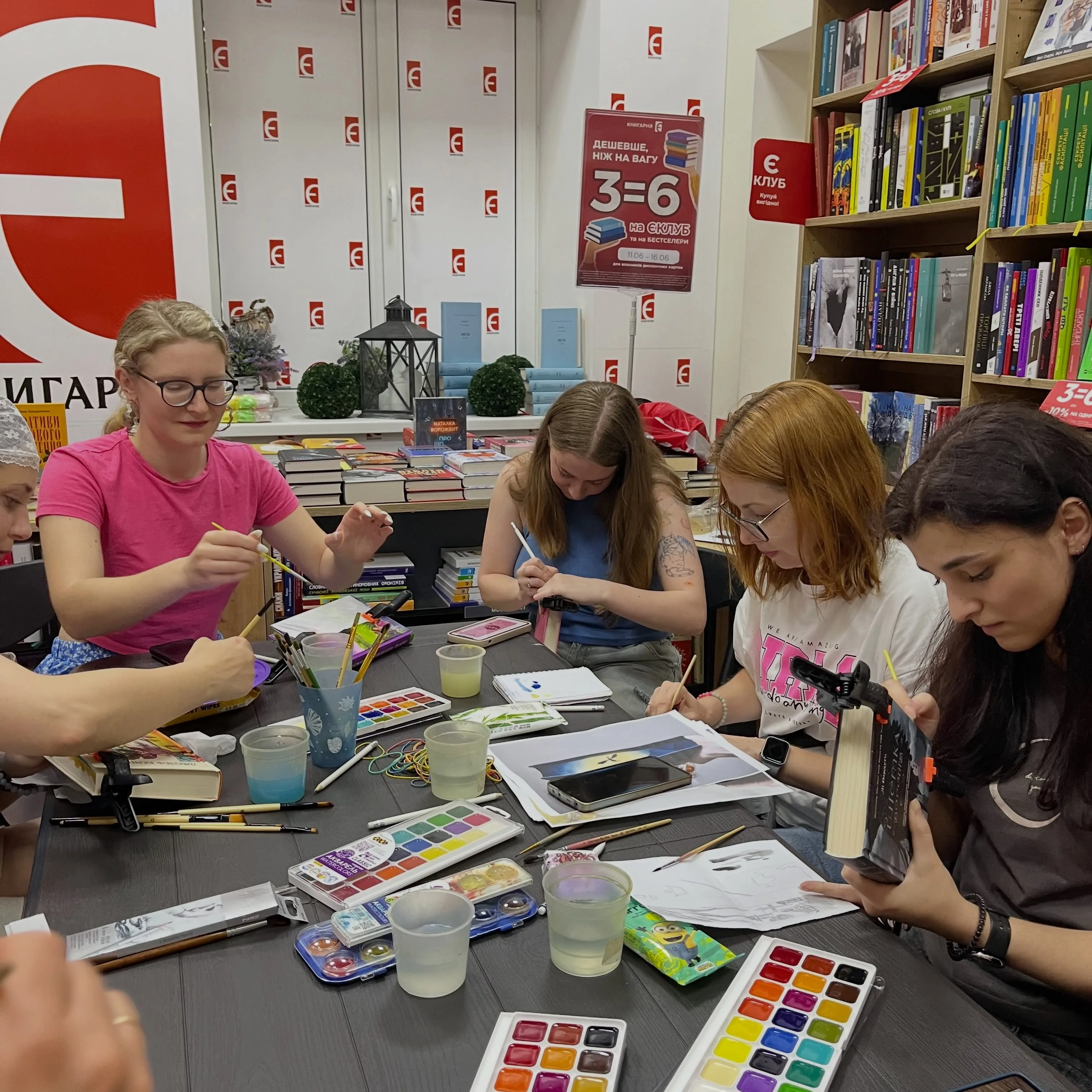 🎨 Перетвори книгу на мистецтво: Майстер-клас із розпису книжкових зрізів